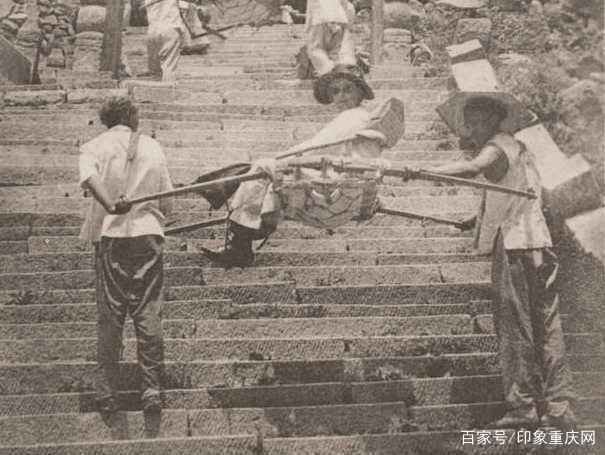 旧社会交通不发达,在重庆这座山城,滑竿与轿子十分盛行.