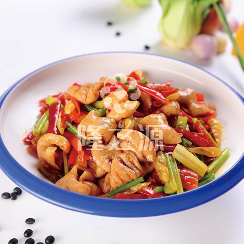 红小米椒,蒜苗,大蒜仔,杏鲍菇改刀待用;  3,锅上火加入清水,倒入肥肠