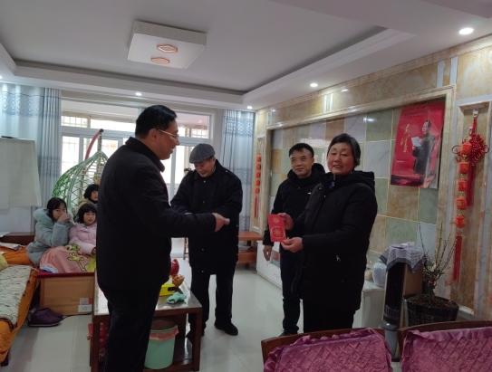 复兴春节前走访慰问情暖困难党员