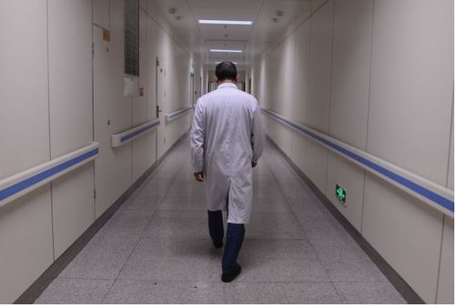 走进医师节丨背影一名年轻医生眼中的郑伟明