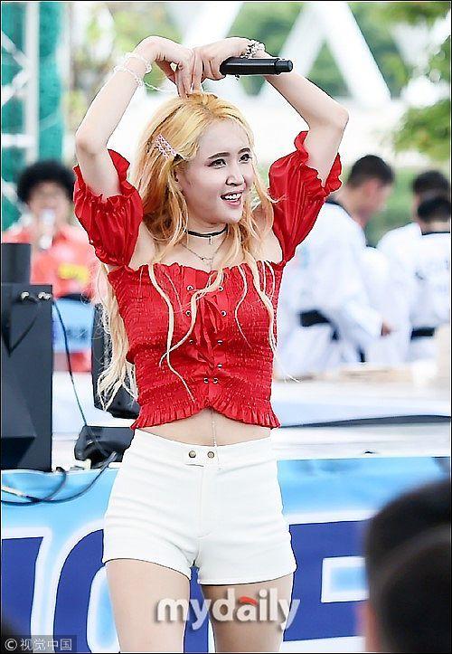 女团siosijak成员穿小短裤撅屁股热舞 甩发霸气比心卖萌