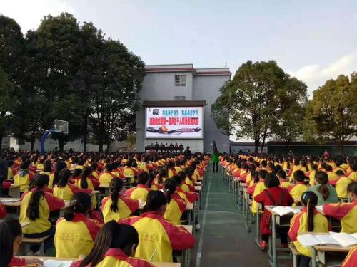 "7月9日,贵州省安顺市镇宁自治县白马湖街道中心学校操场上,该校2019