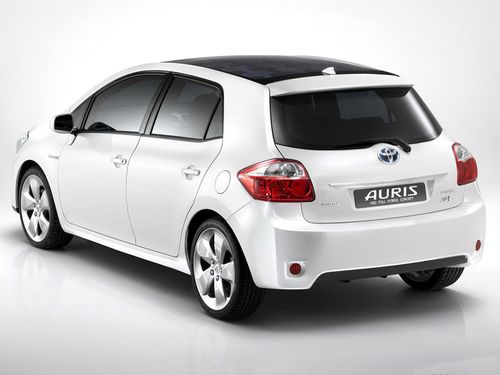 白色丰田auris左后45度