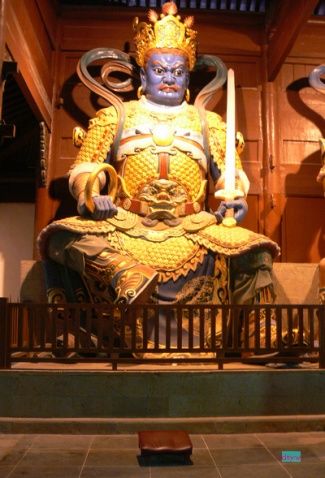 取手中青光宝剑"锋"利的谐音,掌管"风调雨顺"中的风.