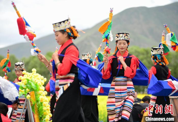 图为西藏自治区拉萨市墨竹工卡县小油菜花文化旅游节表演舞蹈《田间