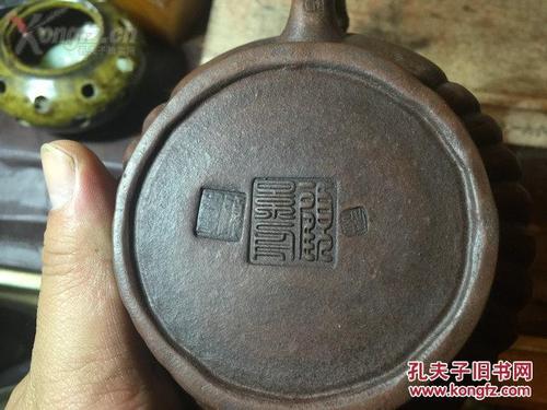 废品站所收罕见"顾景舟"竹段紫砂壶,胎质较粗糙,器型典婉,注,执,身都