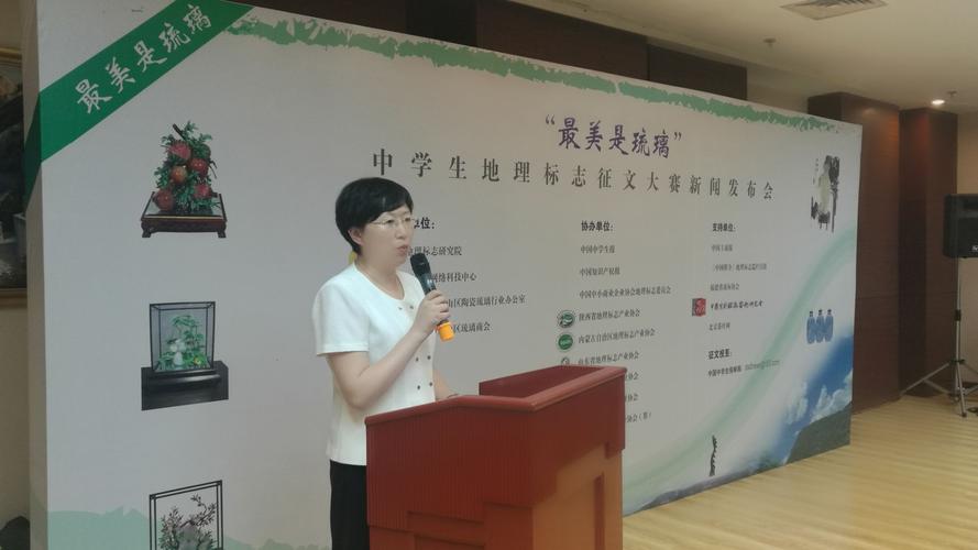 山东省淄博市博山区政府副区长康义文在介绍琉璃的人文历史,品牌