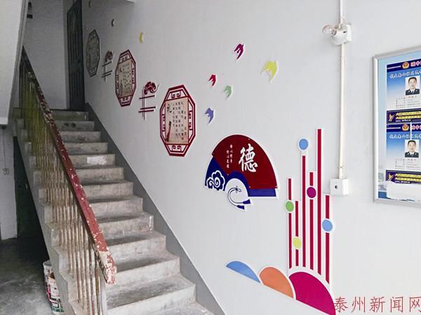 文峰小区的楼道文化让人耳目一新.邱骏 王亮摄