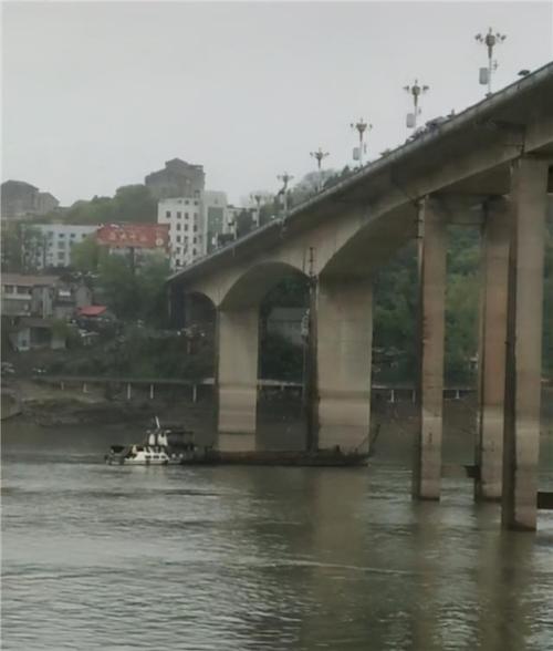 湖南一货车撞断护栏后坠江,官方回应|潇湘晨报|大货车|沅陵|沅水_网易