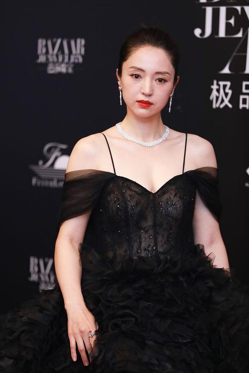 董璇穿黑色曳地礼裙秀香肩惊艳迷人 自拎裙摆姿态优雅
