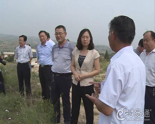 闻喜县县长黄亚平,常务副县长王海生等县政府领导在陈家庄村指导工作