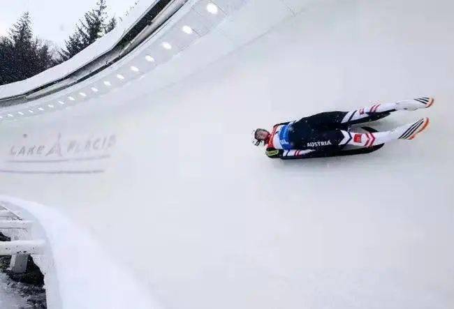 1924年被列为首届冬奥会比赛项目,分有舵雪橇和无舵雪橇两种.