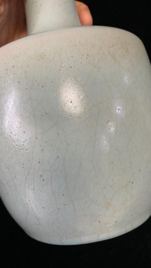 太开门了,胎釉下出现大面积钙化…这一件瓷器我给藏友们介绍一下:胎釉