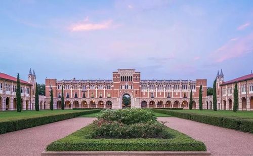 霍普金斯拥有最负盛名且最顶尖的医学院,与哈佛医学院齐名.