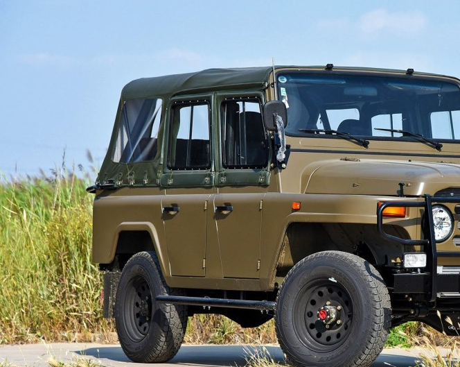 吉普212来自于北汽,其外观是借鉴了美国吉普车,途中经历五次改款,如今