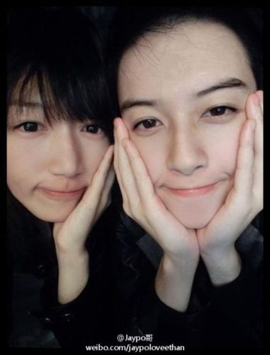 右边:帅t 邢雅晨,左边:她现在的女友何西西(据传原也是个t)