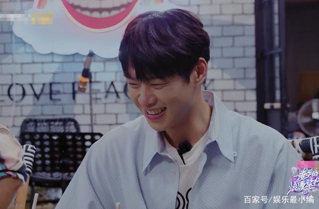 魏大勋被谈到女朋友,谁留意他下意识举动?恋爱中的人
