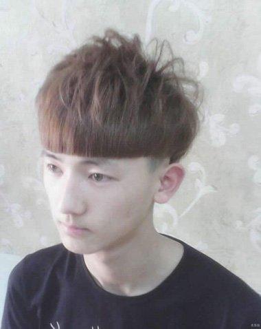 刘海 >> 两边铲平的发型中间长齐刘海 段刘海加侧边铲平 锅盖头发的