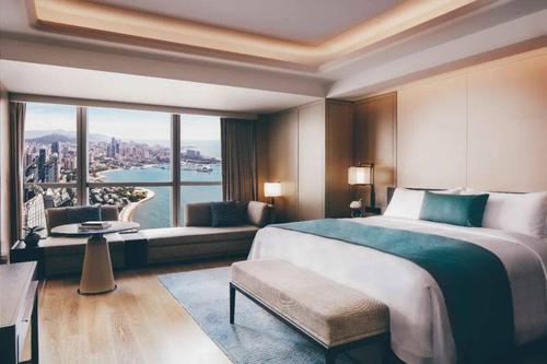 酒店位于 369 米高的青岛国信海天中心 58-78 层,是目前青岛酒店中的