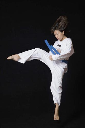 脚,脚趾,脚趾甲,腿,一个人,站,竖图,室内,白天,正面,锻炼,运动,跆拳道