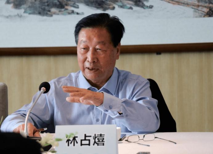 米酒和矿泉水瓶盖走一走