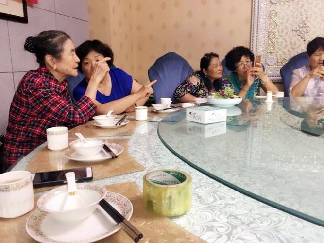 杨爱荣老师在询问情况,用心辨认学生的名字