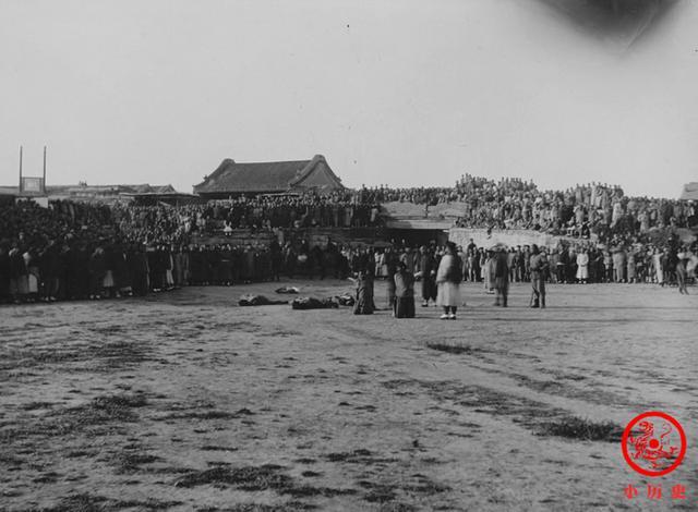 1900年,刑场上人山人海,围观行刑.