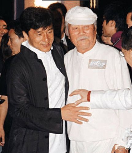 成龙父亲临终前告诉成龙:你原名不叫陈港生,你是唐朝房玄龄后代