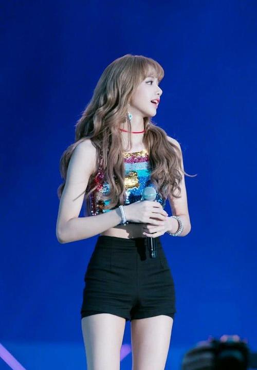 人间芭比lisa太会穿了,蚂蚁腰,大长腿,教你穿出好身材