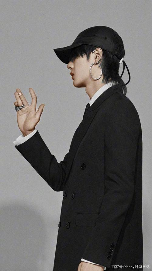 组图:王一博拍时尚芭莎大片,大耳环棒球帽搭配黑西装,又a又飒