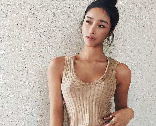 原创韩国小姐姐,小麦色皮肤十分性感,身材紧致迷人,是健身帮了她