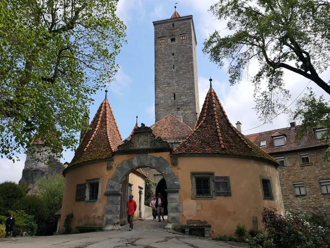 古城堡的斑驳,诉说着小镇历史的沉淀