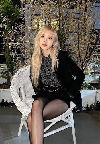 blackpink成员ros社交网络发照秀美腿