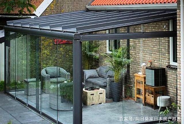 被玻璃天花板和墙壁包围,充满放松感.