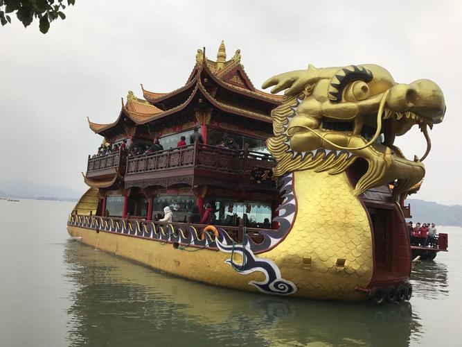                        西湖龙船
