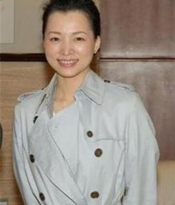 董卿素颜照流出,妆前妆后判若两人,素颜无人识!