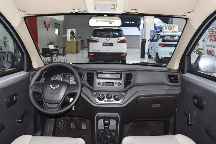 五菱宏光v内饰车身动力