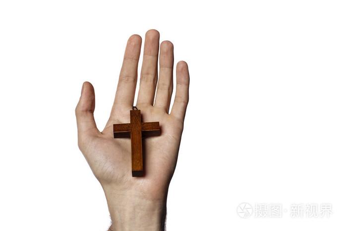 男手里拿着木制十字架