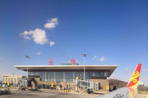 2017年通航的承德机场,很袖珍,候机楼只能容纳一个航班的客人.