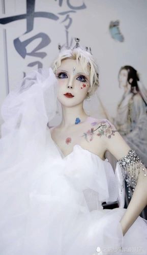 真人芭比迪丽拉即将大婚?婚纱照罕见流出梅花纹身抢镜网友:精致