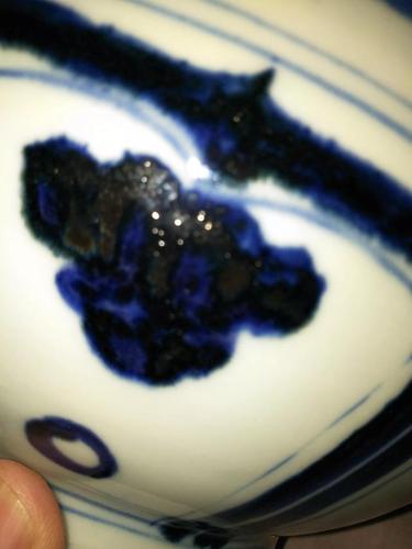 所为仿制元青花瓷器,市场上的仿品多如牛毛,如果说要去与真品元青花去