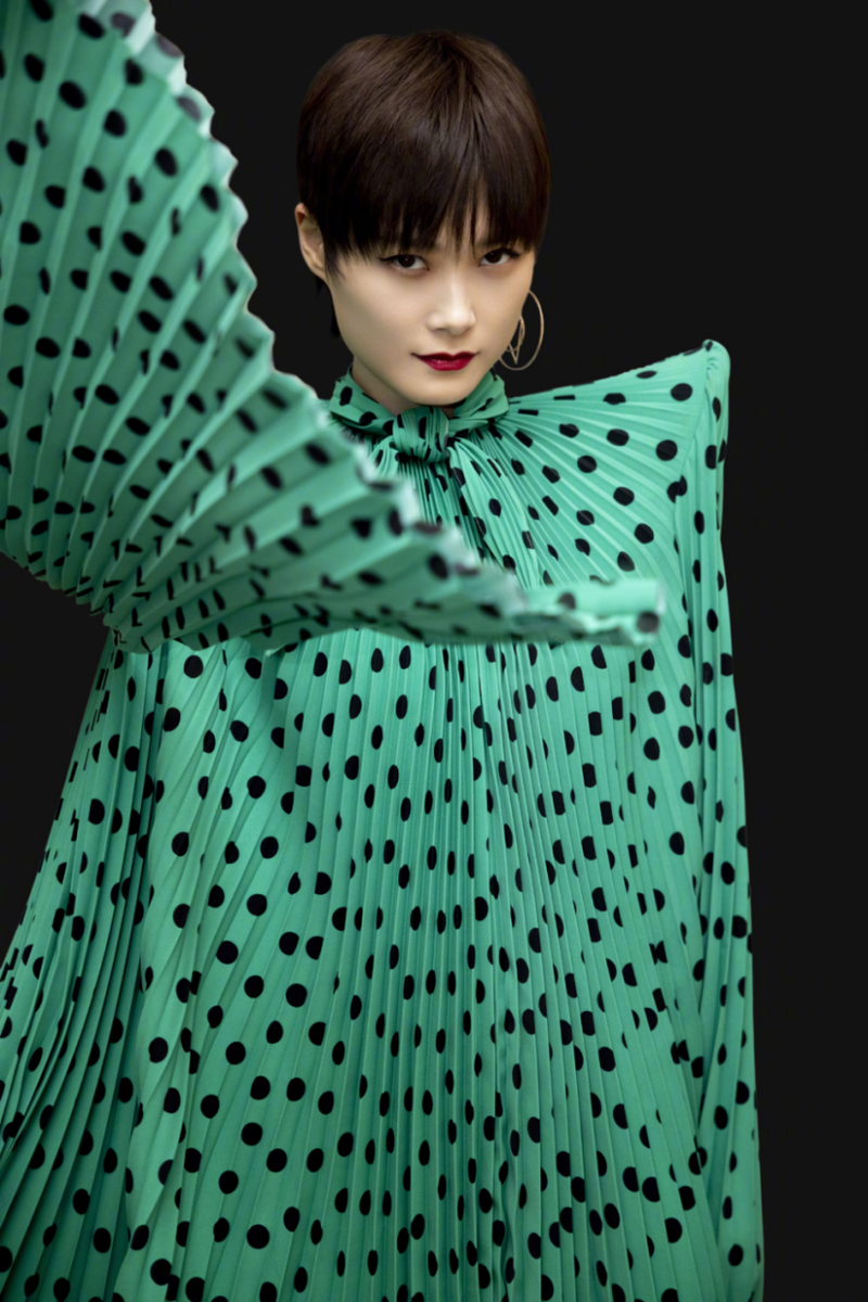 李宇春的穿搭还真是不走寻常路!设计感十足的服装搭配,帅气吸睛