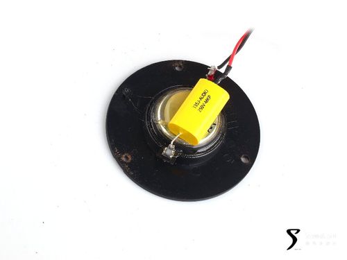 在高音扬声器背面,有一颗电容,这颗电容即n-25g的分频装置,在低端