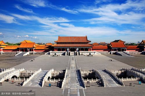 首先映入眼帘的是五座金水桥,站在金水桥上往左看,是通向武英殿的熙和