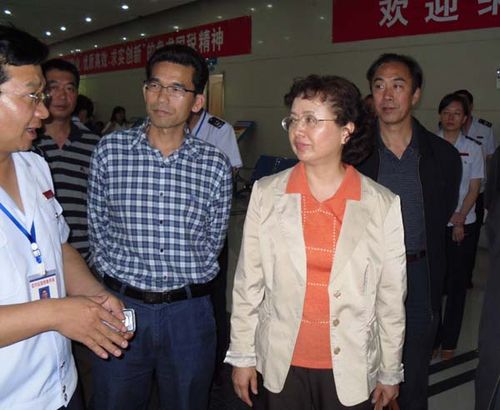 会副主任贾宝强,马春文和综合处的同志参加调研盘龙区区委书记刘云明