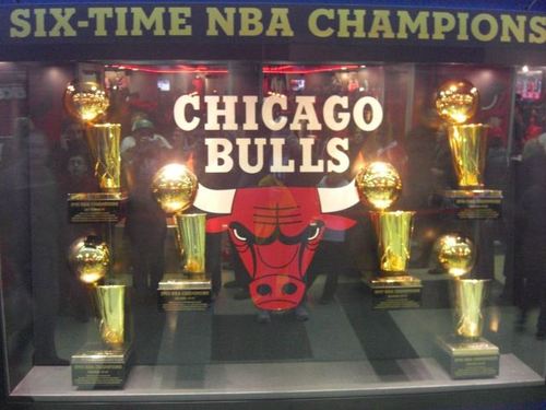 六座金灿灿的nba总冠军奖杯,闪耀着公牛王朝的辉煌历史 芝加哥联合
