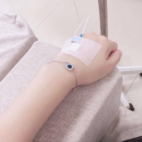 女生输液好看手背照片头像超清病床上的女生漂亮手背吊针图片头