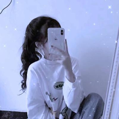 少女心手机挡脸女生