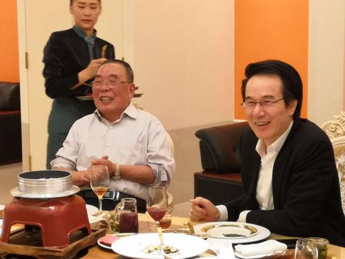 白金汉爵集团老总胡金泉设宴为老同事们接风洗尘,安排
