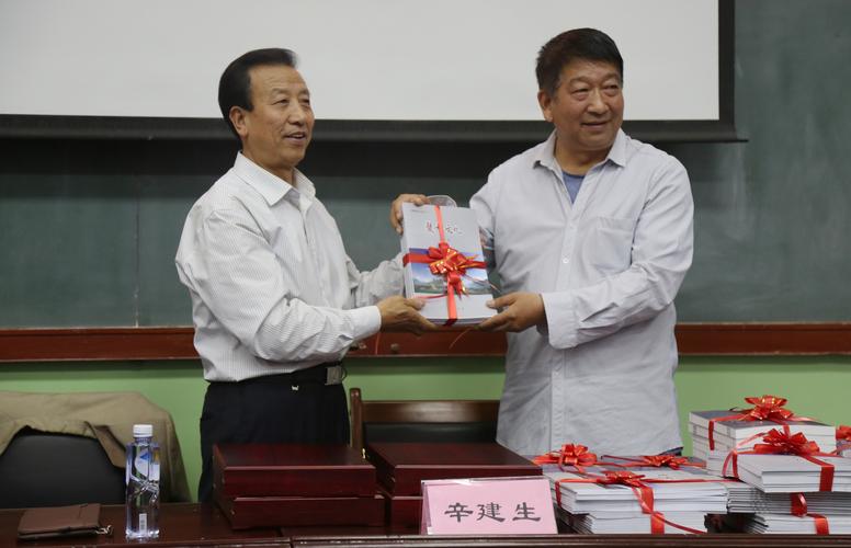 马步真,刘孝义走进天水市伏羲中学举行赠书仪式暨伏羲